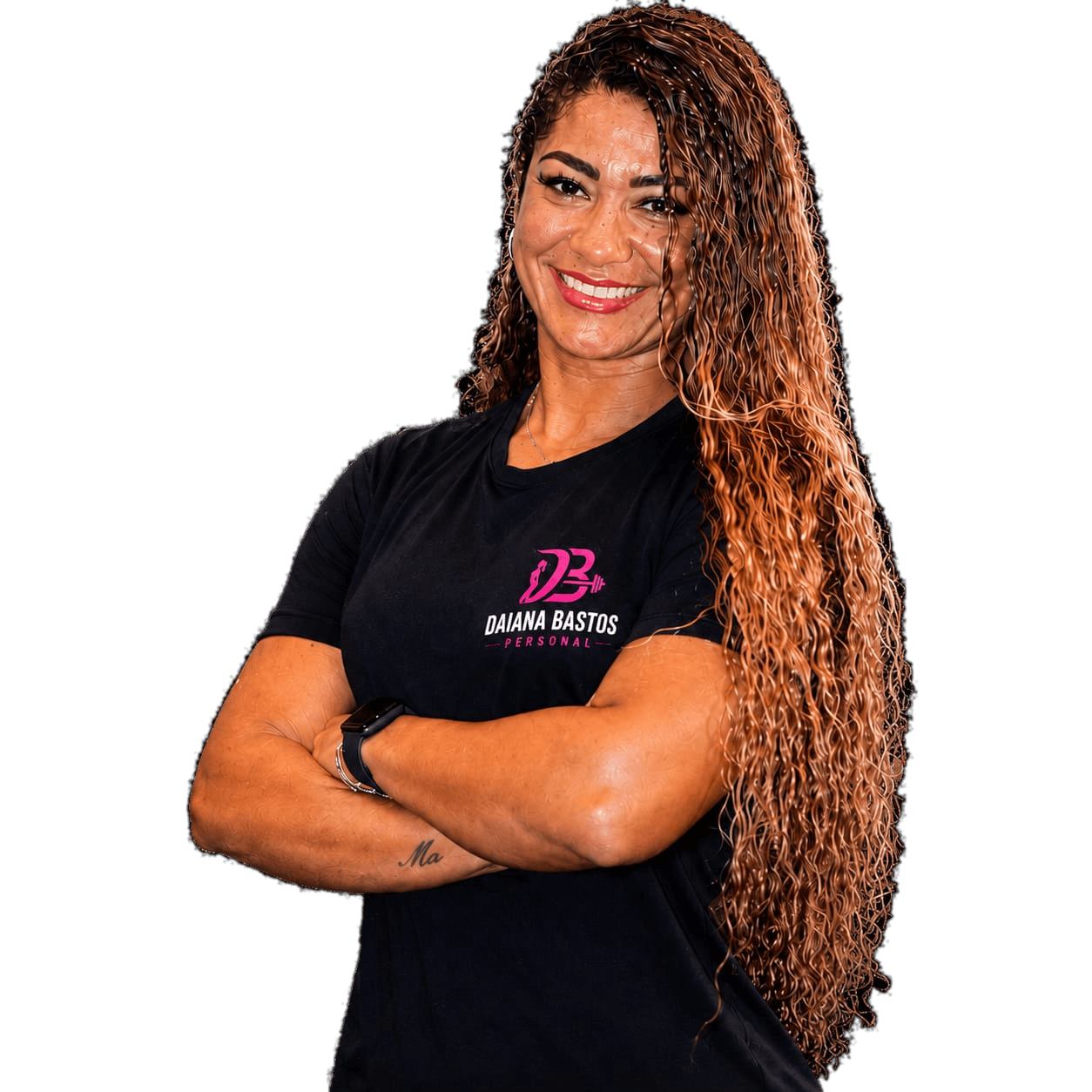 Daiana Bastos, personal trainer, sorrindo de braços cruzados